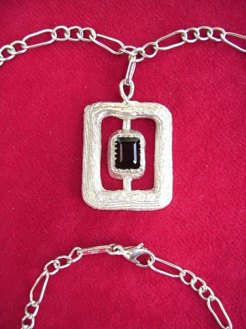 Garnet mounted and supported on a fetter and link chain